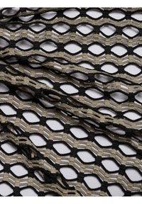 Zwart en beige gaasstof met een open hexagonaal patroon, dat een textuur en ingewikkeld geweven ontwerp toont. Zacht en flexibel materiaal.