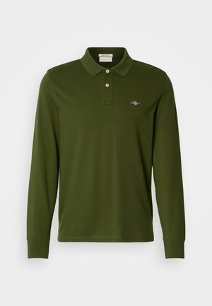 Zelena muška polo majica dugih rukava s ovratnikom, plaketom s dva gumba i malim logom na lijevoj strani prsnog koša. Glatki pamučni materijal.