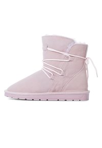 Stivali alla caviglia in suede rosa con punta tonda, dotati di un morbido rivestimento interno, lacci decorativi e una suola in gomma testurizzata.