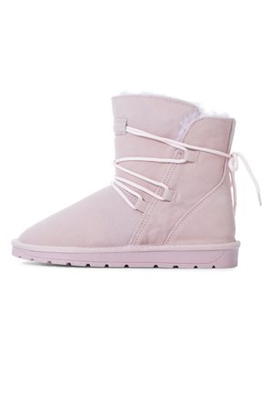 Stivali alla caviglia in suede rosa con punta tonda, dotati di un morbido rivestimento interno, lacci decorativi e una suola in gomma testurizzata.