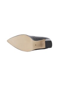 Schwarzer Lederhöchstiefel mit spitzer Zehe und glatter Oberfläche. Verfügt über eine goldfarbene Sohle und einen Blockabsatz für Stabilität.