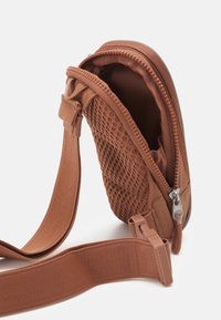 Nike Sportswear ESSENTIALS CROSSBODY UNISEX - Mala a tiracolo - mineral clay/white