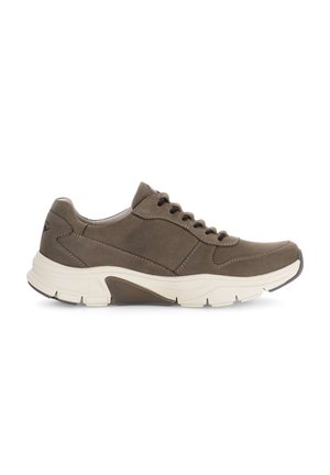 Braune Wildleder-Sneaker mit einer cremefarbenen Zwischensohle, runder Zehenpartie und Schnürdesign. Verfügt über kontrastierende Nähte und einen gepolsterten Kragen.