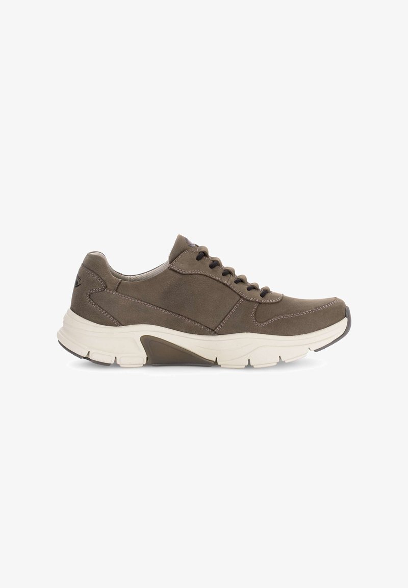 Bruine suède sneaker met een crèmekleurige tussenzool, ronde neus en vetersluiting. Bevat contrasterende stiksels en een gewatteerde kraag.
