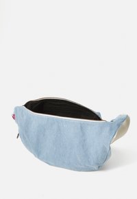 Borsa in denim blu chiaro con un interno crema a contrasto e foderatura nera, dotata di una cerniera argentata e un sottile logo "Levi's".