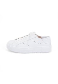 Weiße Leder-Sneaker mit niedrigem Schaft, strukturiertem Finish, flachen Schnürsenkeln, perforierten Details und gummierter Sohle.