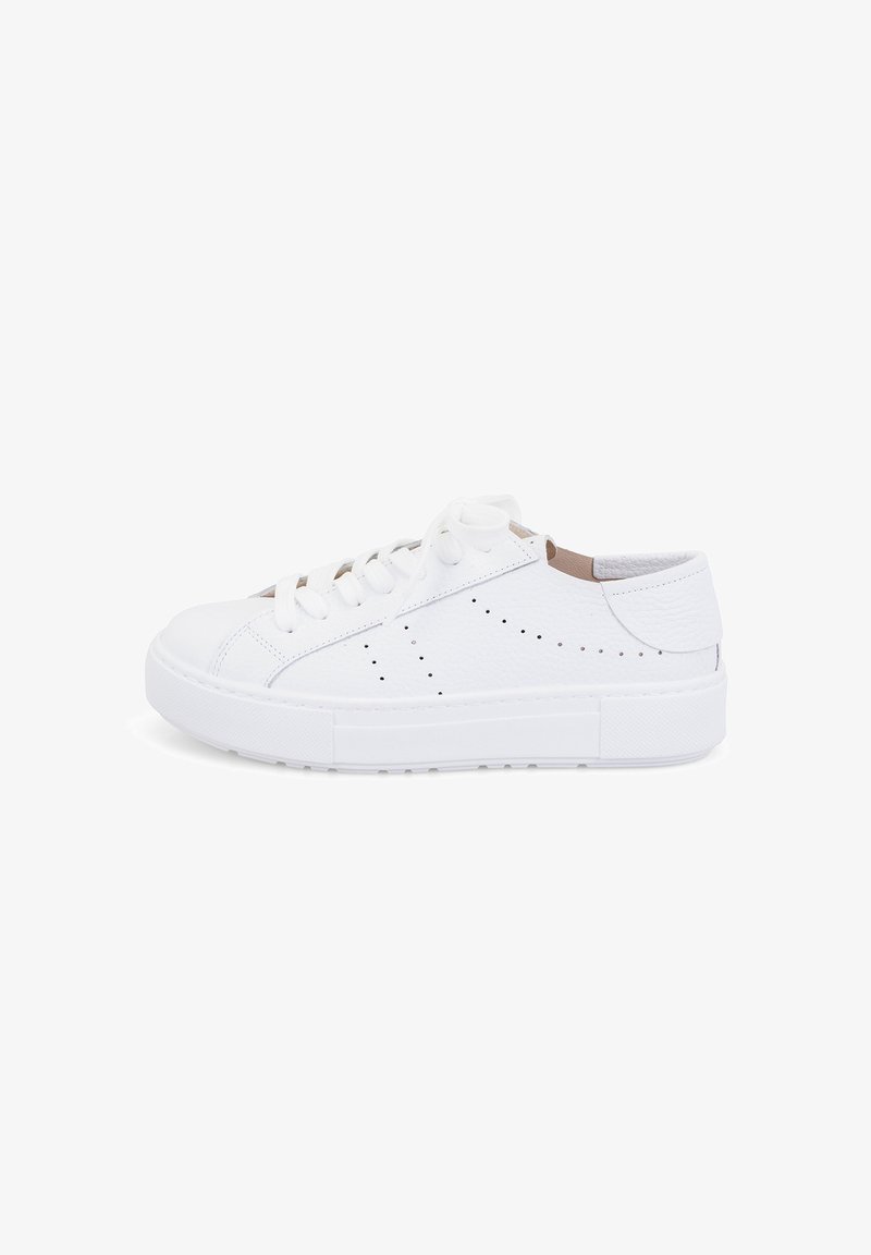 Weiße Leder-Sneaker mit niedrigem Schaft, strukturiertem Finish, flachen Schnürsenkeln, perforierten Details und gummierter Sohle.