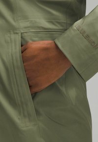 lululemon RAIN REBEL - Vodotesná bunda - medium olive