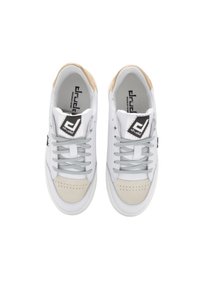Zapatillas blancas con cordones grises, con detalles de cuero y ante. Punta redondeada, parte frontal perforada, parche de logo en la lengüeta y tab de talón beige.