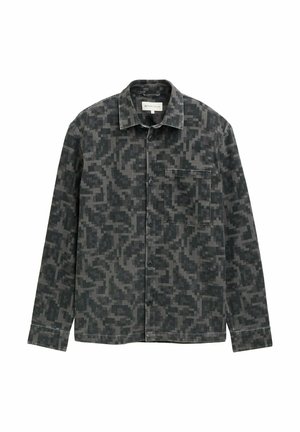 Chemise en denim gris avec un motif camouflage, boutonnage à l'avant, poche poitrine unique et manches longues. Tissu texturé avec un aspect légèrement décoloré.