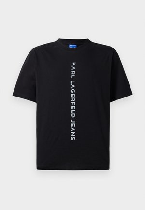 Svart kortärmad T-shirt i bomull, med vertikal reflekterande text som läser "KARL LAGERFELD JEANS." Normal passform och rundad halsdesign.