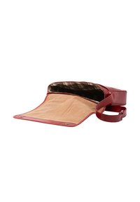 Borsa in pelle rossa con un'esterno liscio, aletta aperta che rivela un rivestimento beige morbido e un motivo a scacchi. Include una lunga tracolla.