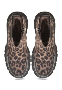 Stivali alla caviglia con stampa leopardata realizzati in pelliccia testurizzata e suole in gomma nera, dotati di cerniere laterali per un facile accesso e un design elegante.
