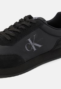 Calvin Klein Jeans RETRO RUNNER LACEUP - Sportcipő - triple black