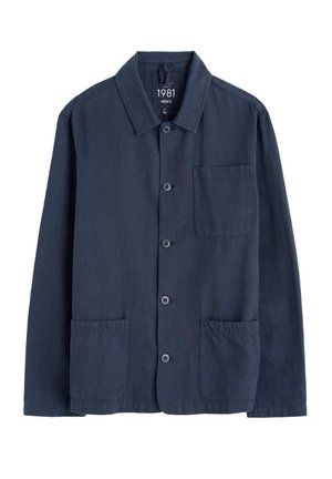 Meeste tumedasinist nööbitavat jopet, millel on kolm esimest taskut ja klassikaline krae, esitatakse valge tausta ees.