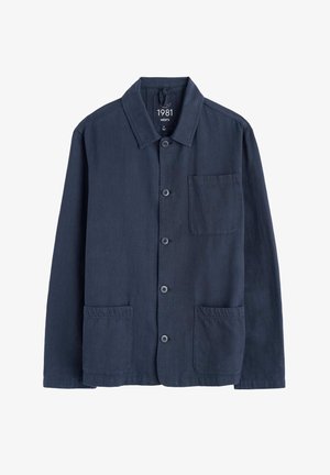 Giacca da uomo blu scuro con bottoni, tre tasche frontali e colletto classico, esposta su sfondo bianco.