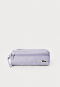 Trousse à crayons violette zippée en tissu durable, ornée d'un petit logo de crocodile vert brodé et d'un compartiment zippé unique.