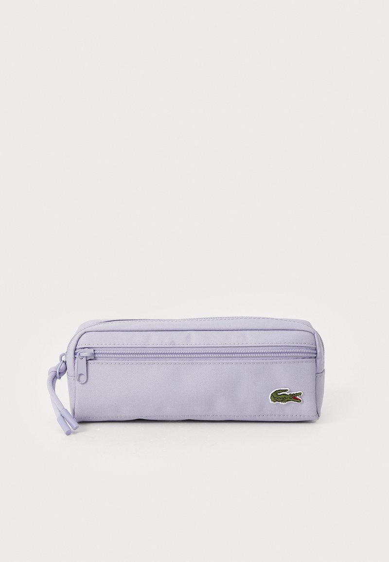 Trousse à crayons violette zippée en tissu durable, ornée d'un petit logo de crocodile vert brodé et d'un compartiment zippé unique.