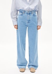 Ljusa blå högmidjade denimjeans med vida ben, med en femfickorsdesign och en knappstängning i midjan.