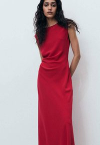 Rotes ärmelloses Kleid mit lockerer Passform und glatter Textur, mit Rundhalsausschnitt und subtilen Drapierungsdetails.
