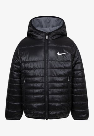 Giacca a vento nera con cappuccio, dotata di chiusura a zip, cuciture orizzontali e logo Nike riflettente bianco sul petto.