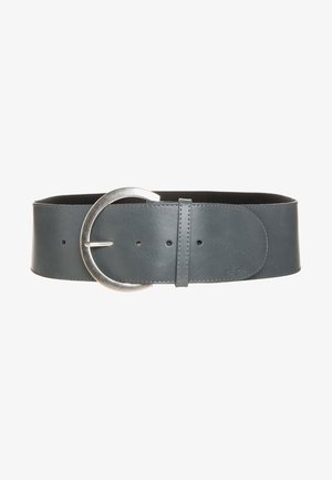 Brede donkergrijze leren riem met grote zilveren halve cirkel gesp en meerdere verstelgaten.