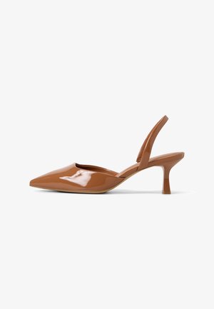 Décolleté slingback in pelle verniciata marrone con punta affusolata, tacco basso e design traforato ai lati. Finitura liscia e lucida.