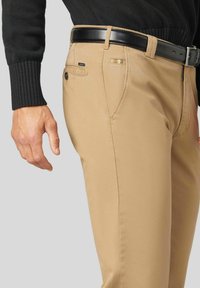 Khaki chino's met een slim fit, voorzien van een soepele textuur, een zwarte leren riem en een klein merkje op de zijzak.