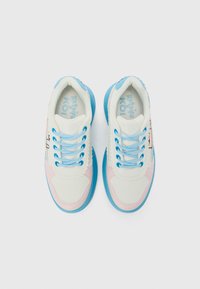 Tenis brancos e cor-de-rosa com detalhes em azul. Material liso de couro e têxtil. Apresenta atacadores azuis, bordas onduladas e logotipo de lado.
