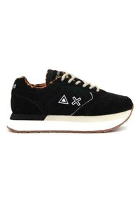 Sneaker in suede nero con suola bianca, dotata di una parte superiore texturizzata, lacci a contrasto e accenti geometrici bianchi. Design atletico classico.