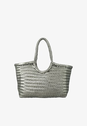 Borsa tote intrecciata in argento metallizzato, caratterizzata da un design spazioso con due manici circolari e un motivo a chevron testurizzato.