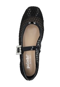 Zapato de malla negro con hebilla adornada con rhinestones, con punta redondeada y suave forro interior en contraste. Diseñado con una suela plana.
