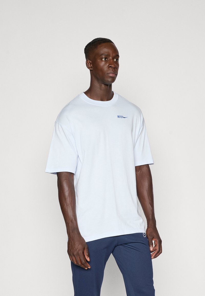 Lysblå oversized t-shirt lavet af bomuld, med et lille blåt "INTER" logo og rund halsudskæring. Pasformen er afslappet med korte ærmer.