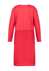 Vestido rojo de manga larga con la parte superior sólida y la parte inferior transparente, mostrado desde la parte posterior sobre un fondo blanco.