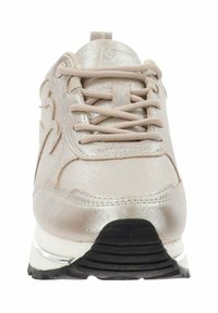Zapatilla metálica beige con suela frontal texturizada, cordones beige y sutiles detalles laterales, vista desde el frente central.