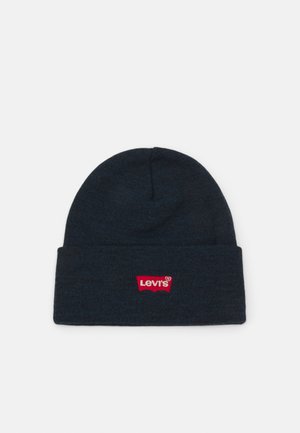 Gorro de lana de color azul marino con puño. Presenta un parche del logo rojo de Levi's cosido en la parte frontal. Textura suave y diseño ajustado.