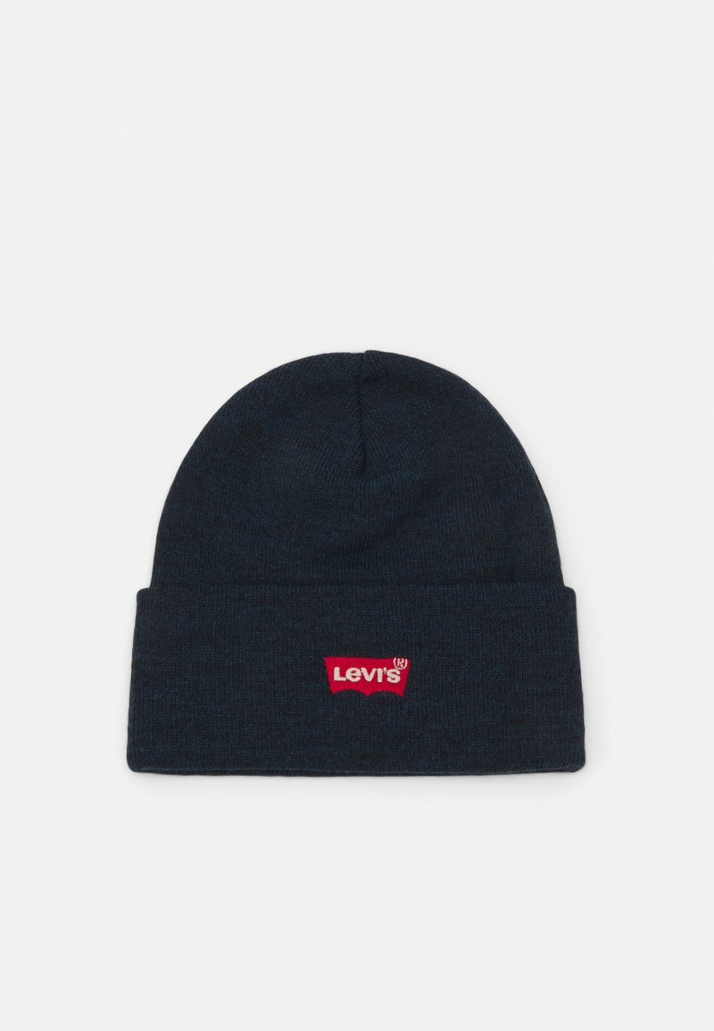 Gorro de lana de color azul marino con puño. Presenta un parche del logo rojo de Levi's cosido en la parte frontal. Textura suave y diseño ajustado.