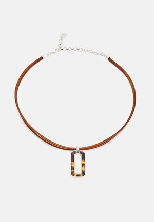 Brązowy naszyjnik choker z podwójnym sznurkiem, z prostokątnym, otwartym wisiorkiem ze srebra i masy perłowej oraz regulowanym zapięciem na srebrnym łańcuszku.