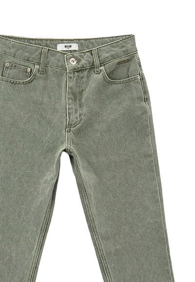 Jeans in denim verde con un design classico a cinque tasche, accessori in ottone e cuciture a contrasto. Presenta una chiusura con un solo bottone e passanti per cintura.