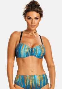 Niebieski zestaw bikini z marszczonym wzorem, który ma pionowe pomarańczowe i żółte paski. Regulowane czarne ramiączka oraz wysoki stan dolnej części.