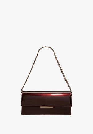 Pochette rectangulaire bordeaux brillante avec une bandoulière chaîne et un accent métallique. Texture lisse avec une fermeture rabat.