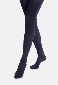 Collant opachi blu navy con una texture liscia, design a lunghezza completa, senza motivi o cuciture visibili, che aderiscono perfettamente alle gambe.