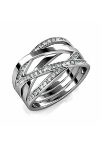 Anello multi-band in argento con design intrecciato, caratterizzato da gemme trasparenti lungo la superficie per un tocco di brillantezza e texture.