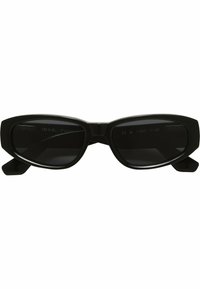 Occhiali da sole neri con una montatura elegante e angolare. Le lenti sono scure e le aste presentano una leggera curvatura. Superficie testurizzata all'interno.