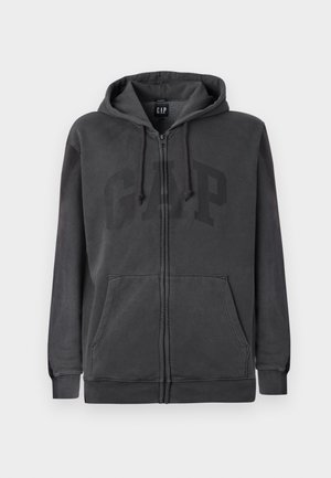 Temno siva zip-up kapuca s sprednjimi žepi, kapuco s vrvico in subtilnim logotipom GAP čez prsi na belem ozadju.