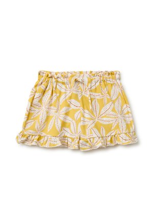 Shorts jaunes à taille élastique avec motifs de feuilles blanches et brunes et ourlets froissés, posés à plat sur un fond blanc.