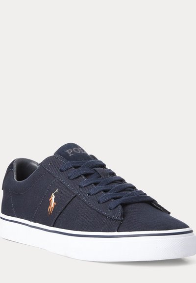 Navyblå lavtop sneakers med hvid sål, snørebånd og broderet hestelogo på siden, vinklet for at vise ydersiden og fronten.