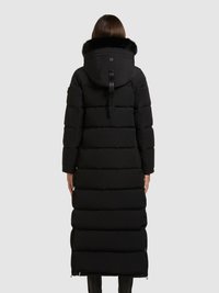 Čierny dlhý puffový kabát s kožúškom na kapucni, prešívaný dizajn, predné zipsy a bočné vrecká. Hladká textúra látky, minimálne označenie.