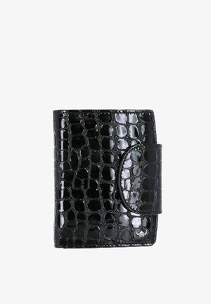 Portefeuille noir brillant à motif crocodile avec fermeture à rabat et petit logo argenté dans le coin inférieur sur fond blanc.