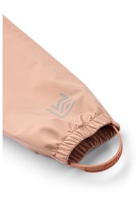 Svetlo roza tkaninski rokav z nabranim elastičnim manšetom, opremljen s silikonskim ročajem v obliki zanke in subtilnim srebrnim logotipom.